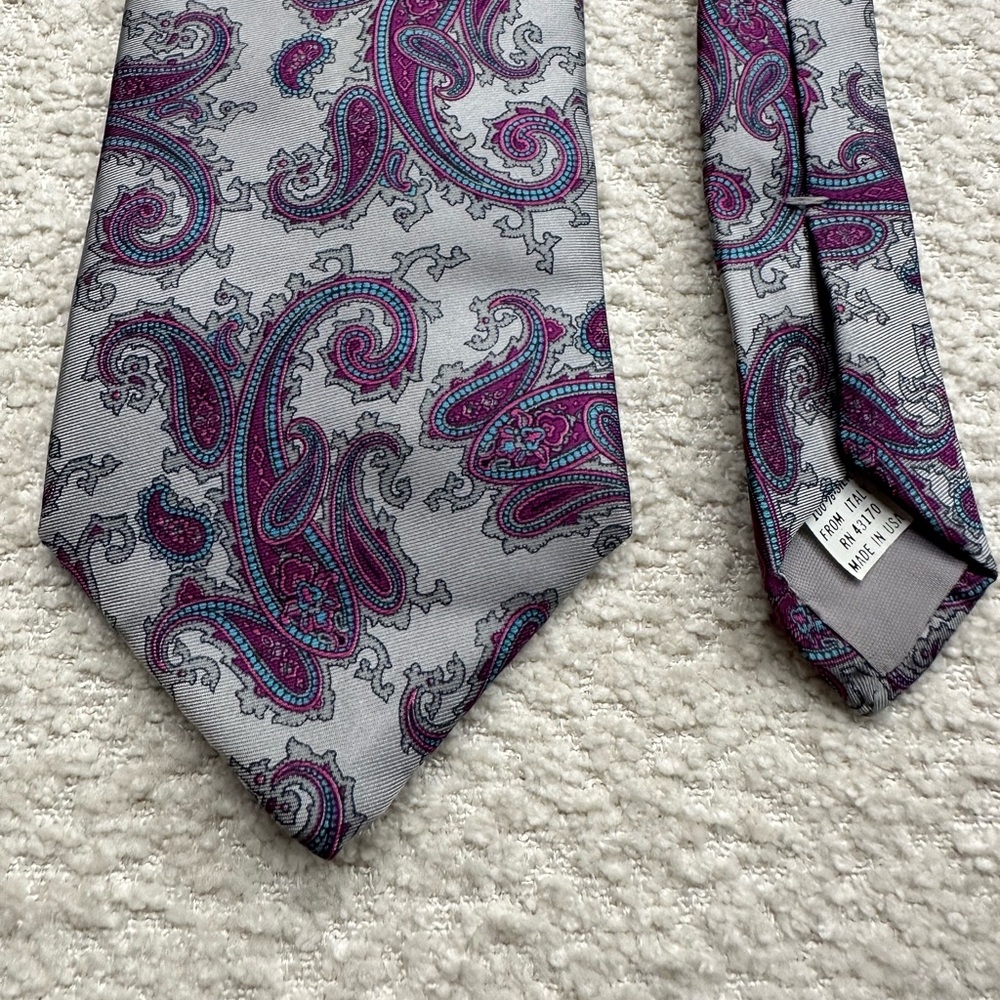 417 Van Heusen Vintage Men’s Necktie 100% Silk Paisley Print Made in USA